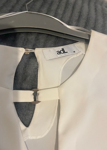 Beyaz V Yakalı Kadın Bluz - Görsel 2