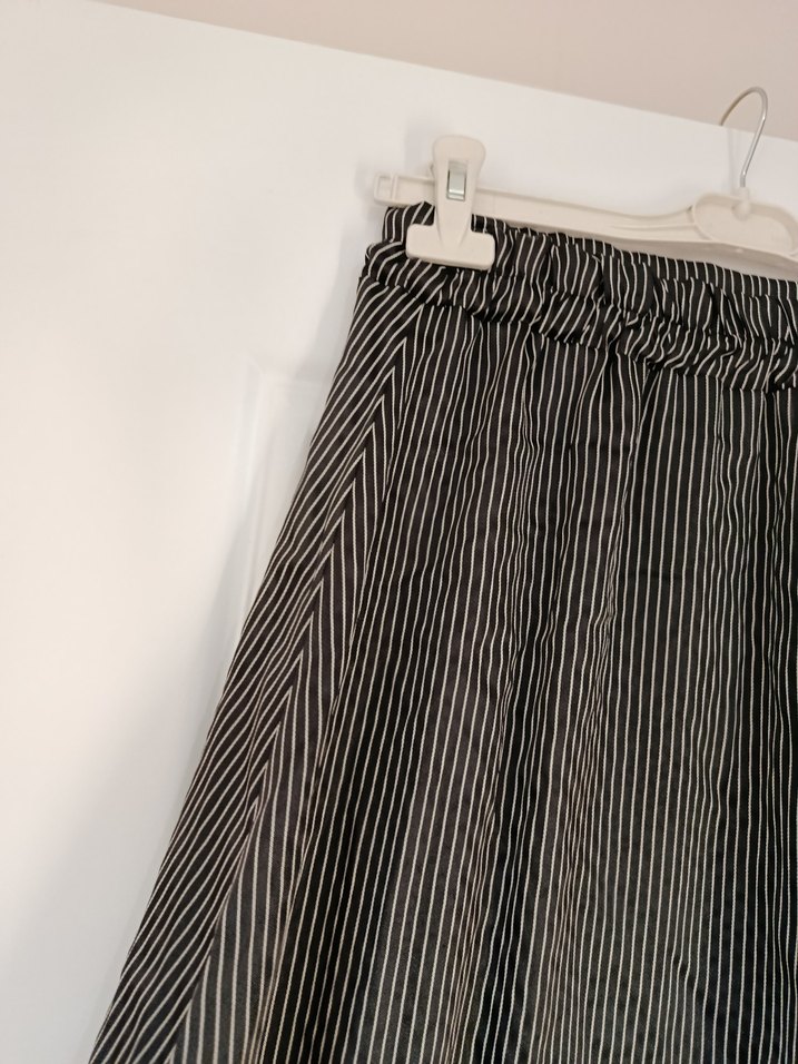 Çizgili Pliseli Siyah Gri Uzun saten Etek - Görsel 4