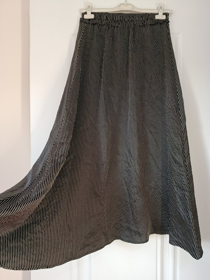 Çizgili Pliseli Siyah Gri Uzun saten Etek - Görsel 3