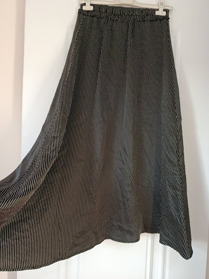 Çizgili Pliseli Siyah Gri Uzun saten Etek - Görsel 2