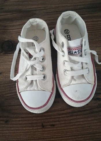 Beyaz çocuk converse