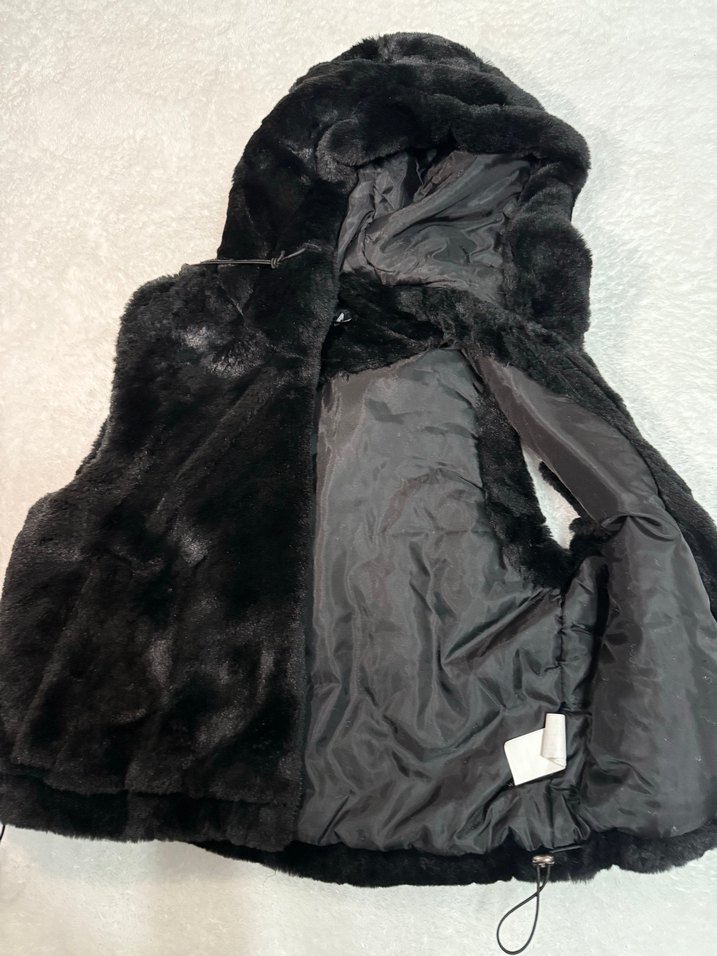 Siyah Kürklü Kapüşonlu Kadın Yelek - Görsel 3