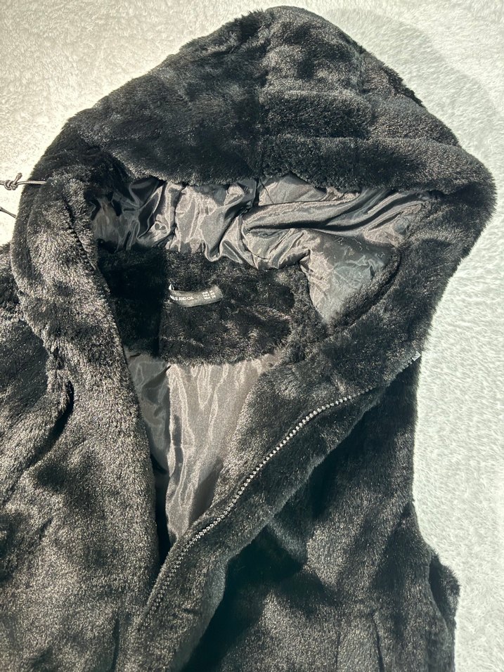 Siyah Kürklü Kapüşonlu Kadın Yelek - Görsel 4