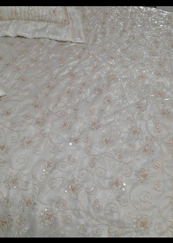 Beyaz İşlemeli Parlak Yatak Örtüsü - Görsel 3