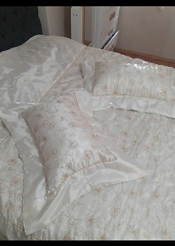 Beyaz İşlemeli Parlak Yatak Örtüsü - Görsel 5