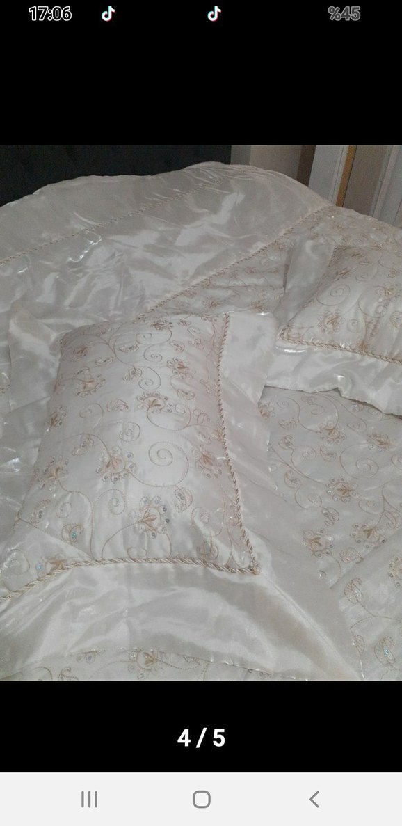 Beyaz İşlemeli Parlak Yatak Örtüsü - Görsel 4