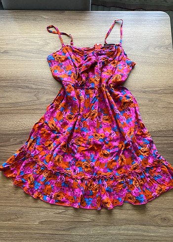 Yazlık, mini, çiçek desenli elbise.