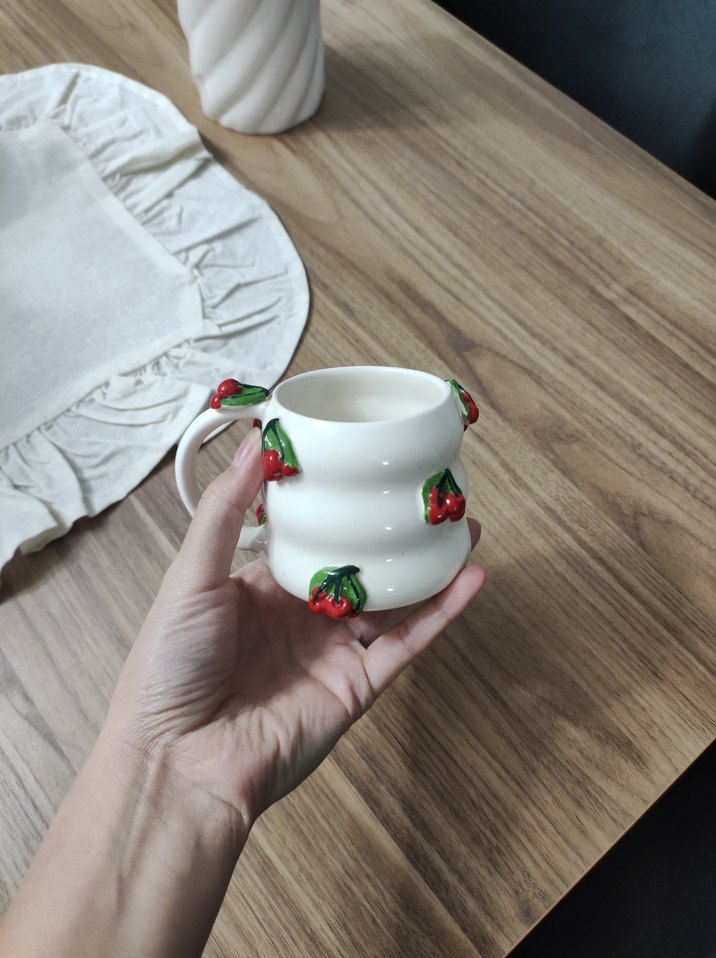 Kiraz detaylı beyaz seramik kupa - Görsel 5