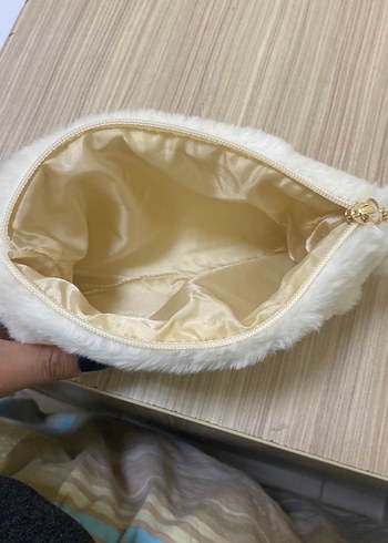 Beyaz Kürklü Nakışlı Makyaj Çantası - Görsel 3
