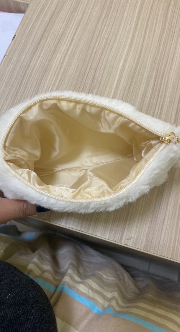 Beyaz Kürklü Nakışlı Makyaj Çantası - Görsel 3