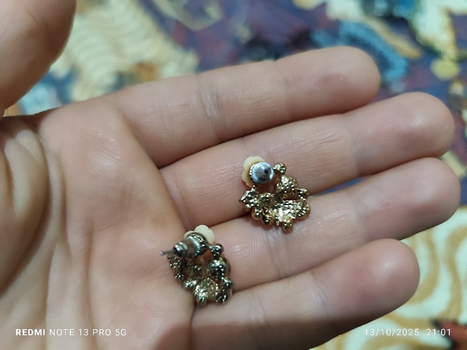 Çiçek Desenli Mini Payetli Kadın Küpe - Görsel 3