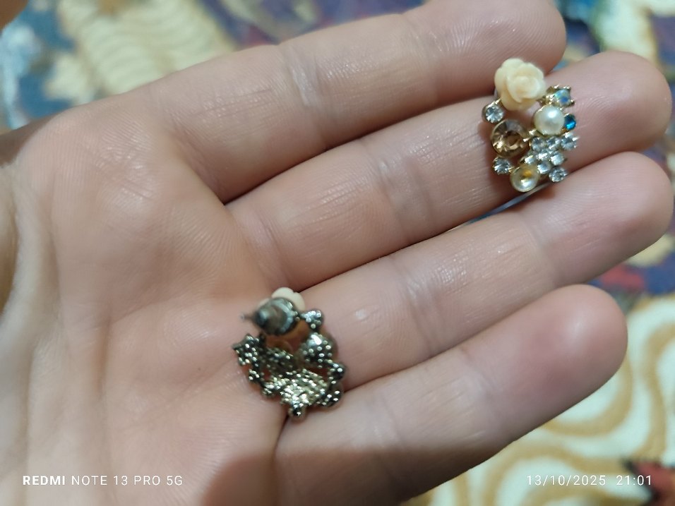 Çiçek Desenli Mini Payetli Kadın Küpe - Görsel 2