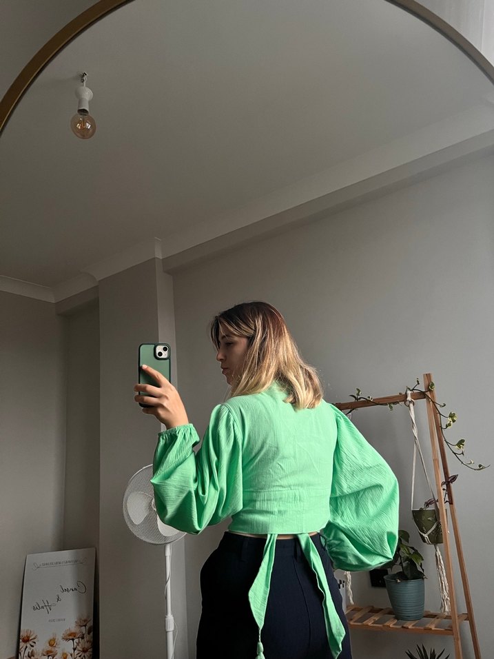 Yeşil V Yaka Şeffaf Bağlama Desenli Bluz - Görsel 5