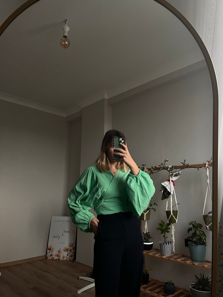 Yeşil V Yaka Şeffaf Bağlama Desenli Bluz - Görsel 4