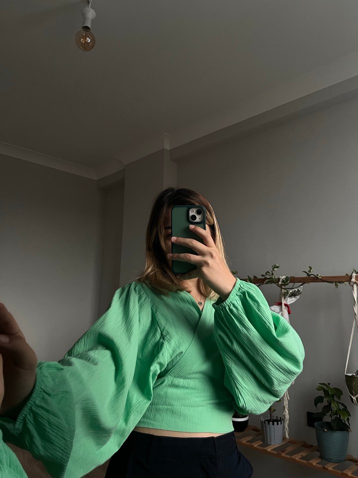 Yeşil V Yaka Şeffaf Bağlama Desenli Bluz - Görsel 2