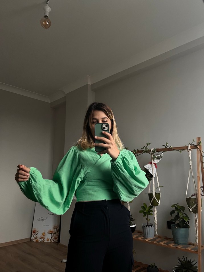 Yeşil V Yaka Şeffaf Bağlama Desenli Bluz - Görsel 3