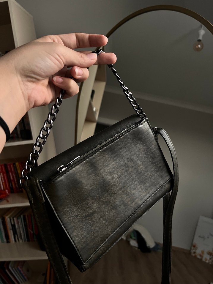 Zincir Detaylı Siyah Deri Çanta - Görsel 3