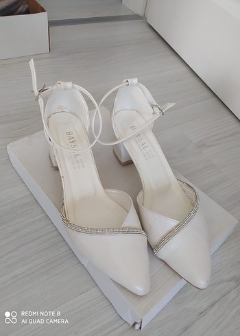 Beyaz Tokalı Kadın Topuklu Ayakkabı - Görsel 2