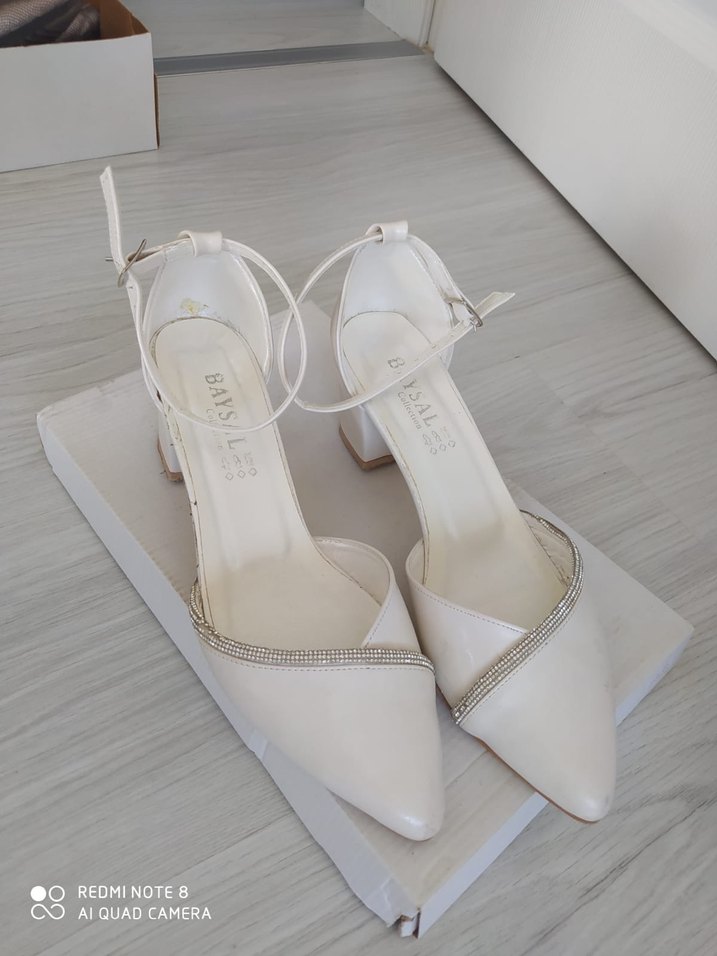 Beyaz Tokalı Kadın Topuklu Ayakkabı - Görsel 2