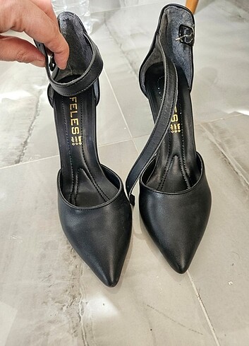 Diğer Bilekten başlamalı stiletto