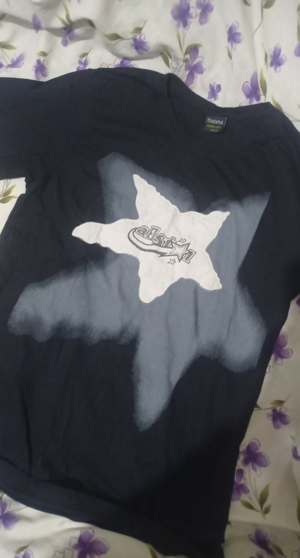 yıldız desenli siyah tişört - Görsel 4