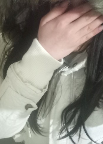 beyaz tüylü şapkalı mont - Görsel 3