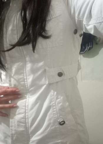 beyaz tüylü şapkalı mont - Görsel 2