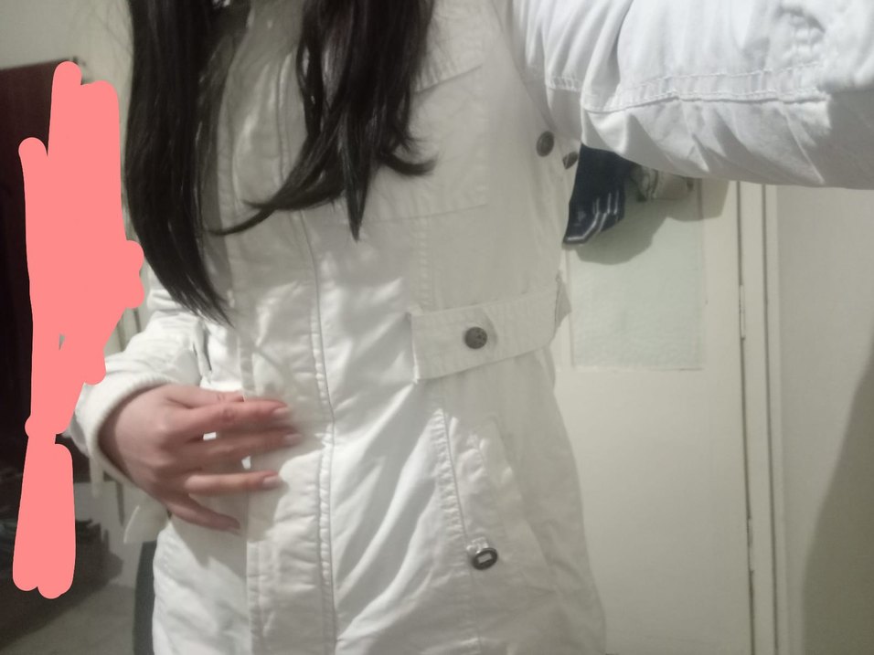 beyaz tüylü şapkalı mont - Görsel 2