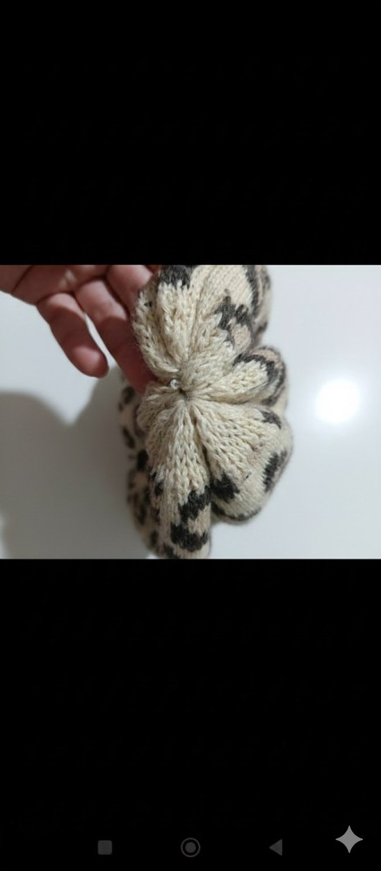 leopar desenli örme bir beredir.esnek bir yapıya sahiptir - Görsel 4