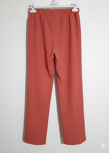 Kadın beli lastikli ve geniş paçalı bir Pantolon modelidir. - Görsel 2