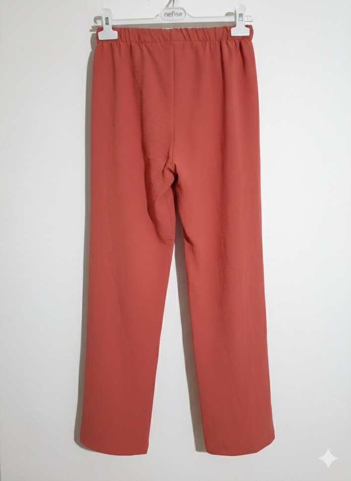 Kadın beli lastikli ve geniş paçalı bir Pantolon modelidir. - Görsel 2