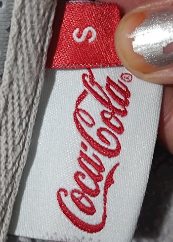 Coca-Cola lisanslı, kapüşonlu ve tam fermuarlı hırka modelidir. - Görsel 5