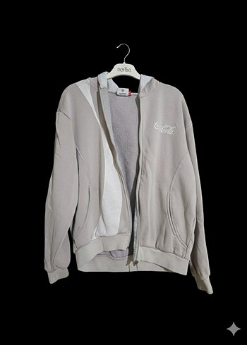 Coca-Cola lisanslı, kapüşonlu ve tam fermuarlı hırka modelidir. - Görsel 2