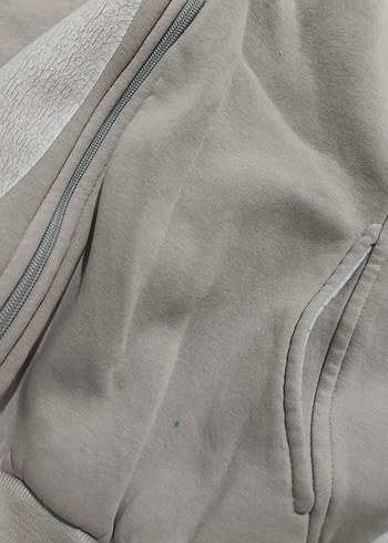 Coca-Cola lisanslı, kapüşonlu ve tam fermuarlı hırka modelidir. - Görsel 4