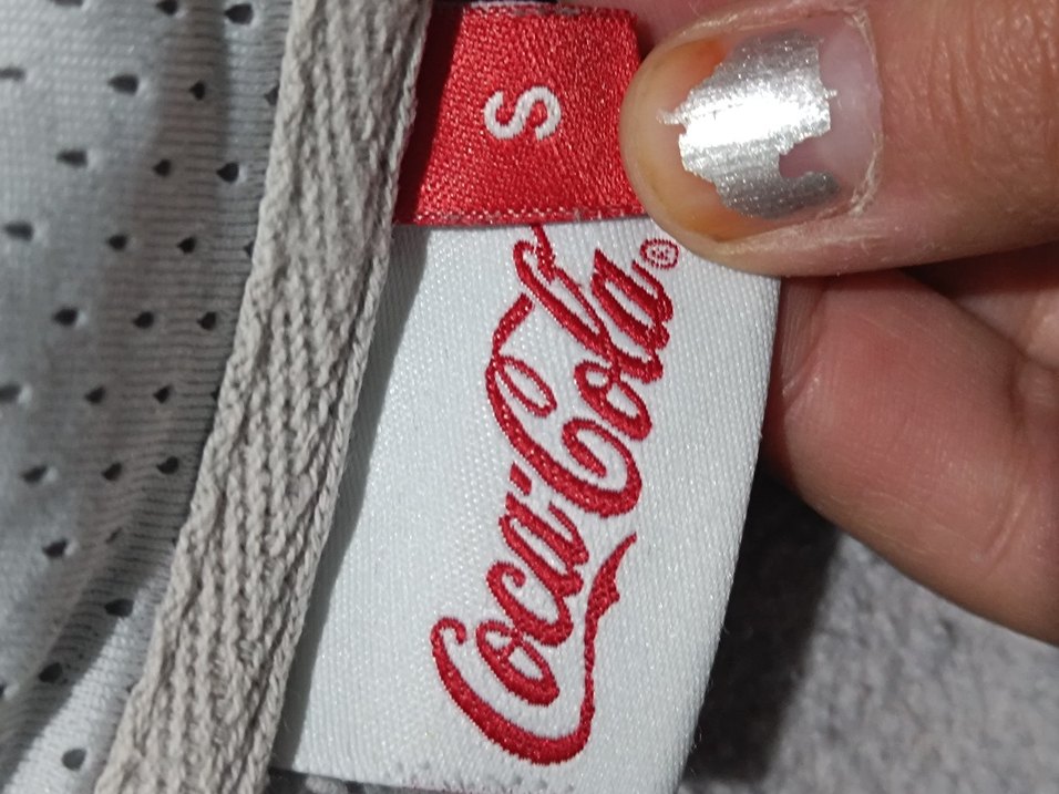 Coca-Cola lisanslı, kapüşonlu ve tam fermuarlı hırka modelidir. - Görsel 5