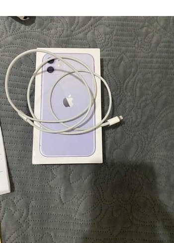 Mor iPhone ve Şarj Kablosu