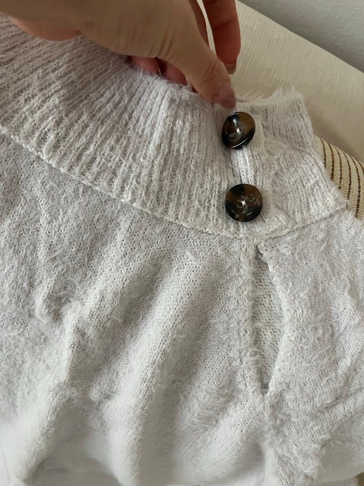 Düğmeli Beyaz Kadın Kazak - Görsel 2