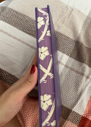 Kılıç ve Kalp Desenli kitap adı :violet dikenlerin menekşesi - Görsel 3