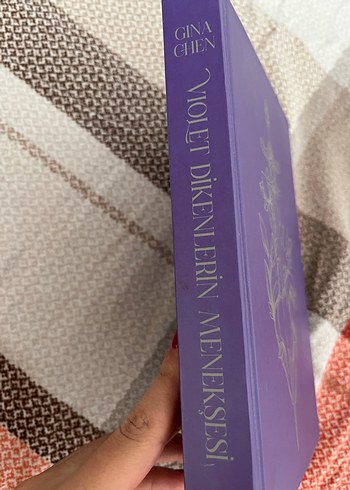 Kılıç ve Kalp Desenli kitap adı :violet dikenlerin menekşesi - Görsel 2