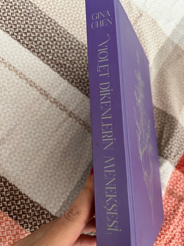 Kılıç ve Kalp Desenli kitap adı :violet dikenlerin menekşesi - Görsel 2