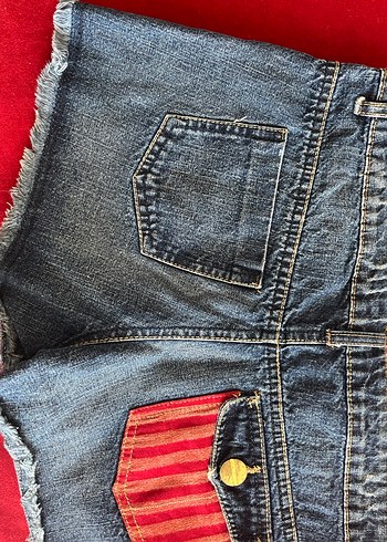 Kırmızı Tokalı Koyu Mavi Mini Kadın Kot Şort - Görsel 4