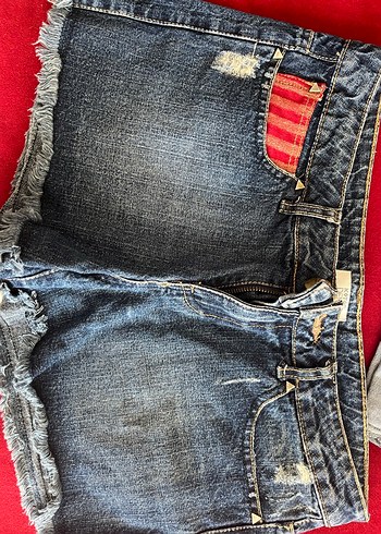 Kırmızı Tokalı Koyu Mavi Mini Kadın Kot Şort - Görsel 2