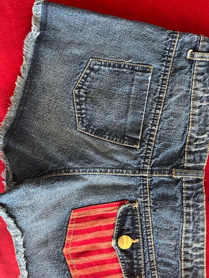 Kırmızı Tokalı Koyu Mavi Mini Kadın Kot Şort - Görsel 4