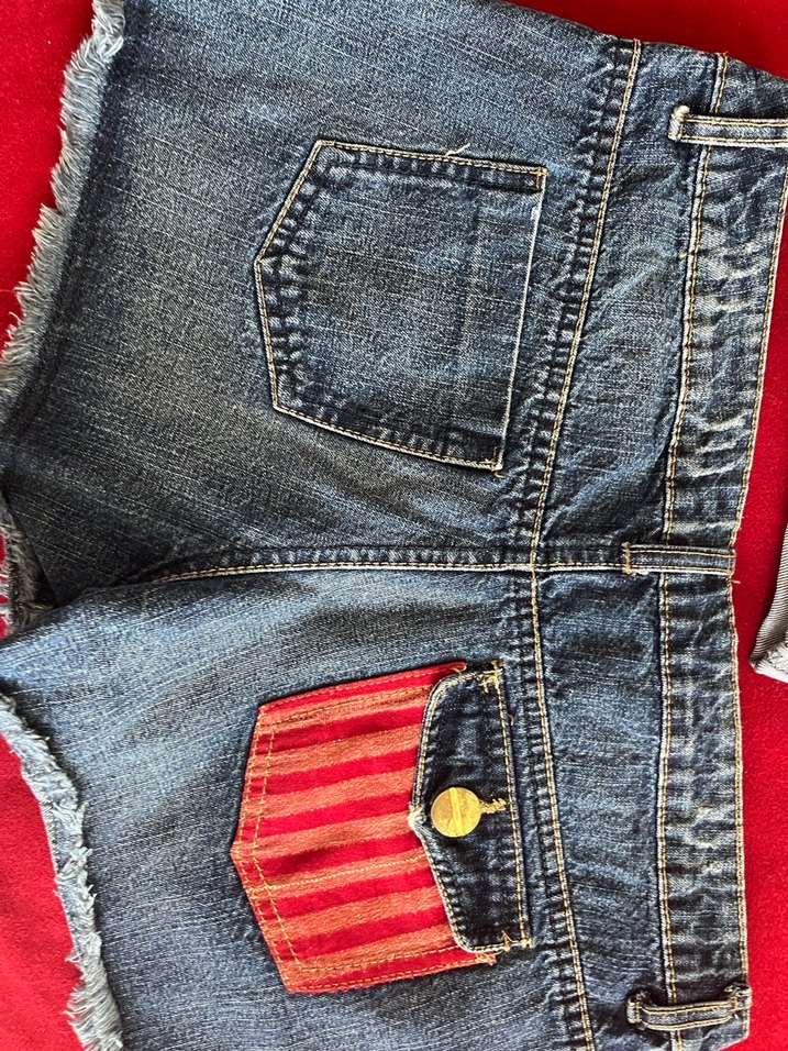 Kırmızı Tokalı Koyu Mavi Mini Kadın Kot Şort - Görsel 3