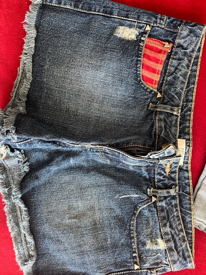 Kırmızı Tokalı Koyu Mavi Mini Kadın Kot Şort - Görsel 2