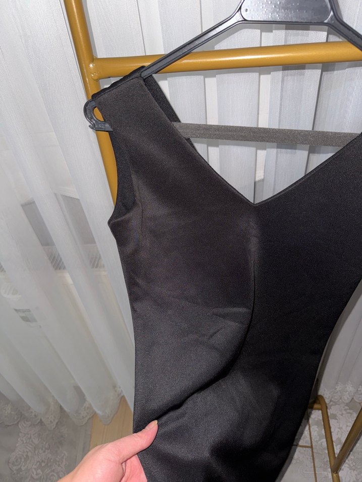 Siyah V Yakalı Gece Elbisesi - Görsel 2