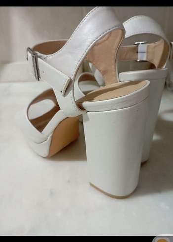Beyaz Tokalı Kadın Topuklu Sandalet - Görsel 2