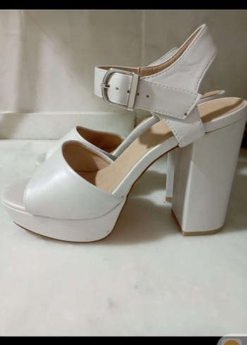 Beyaz Tokalı Kadın Topuklu Sandalet - Görsel 3