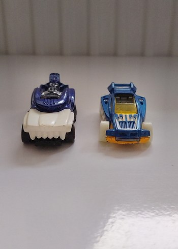 2 adet hotwheels araba