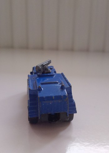 Beden Renk metal TOMA aracı hafif boyası hasarli Hotwheels değil.